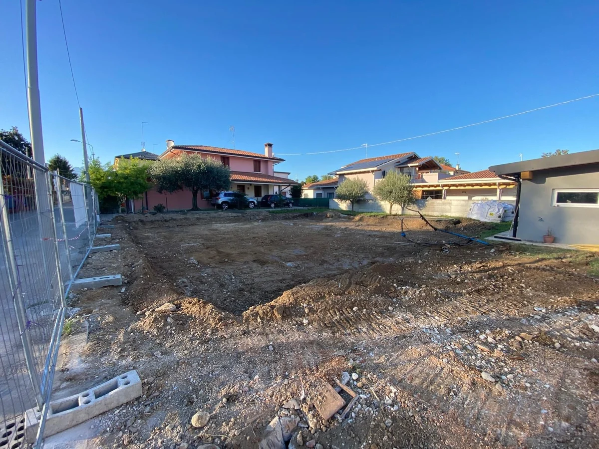 Fotografia dell’area di cantiere dopo la rimozione del fabbricato esistente